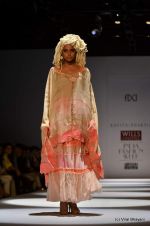 Model walk the ramp for Kavita Bhartia Show at Wills Lifestyle India Fashion Week 2012 day 2 on 7th Oct 2012 (22).JPG